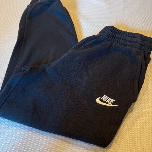 Nike Youth Club Fleece Sweatpants in black. Size L - Picture 1 of 3